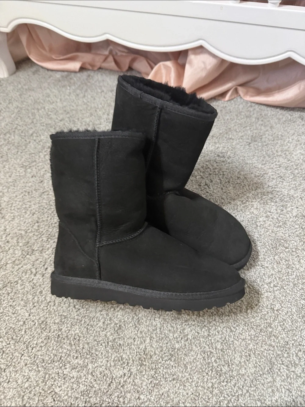 UGG Australia Classic Short 5825 Black Sheepskin Boots Women’s Size 7